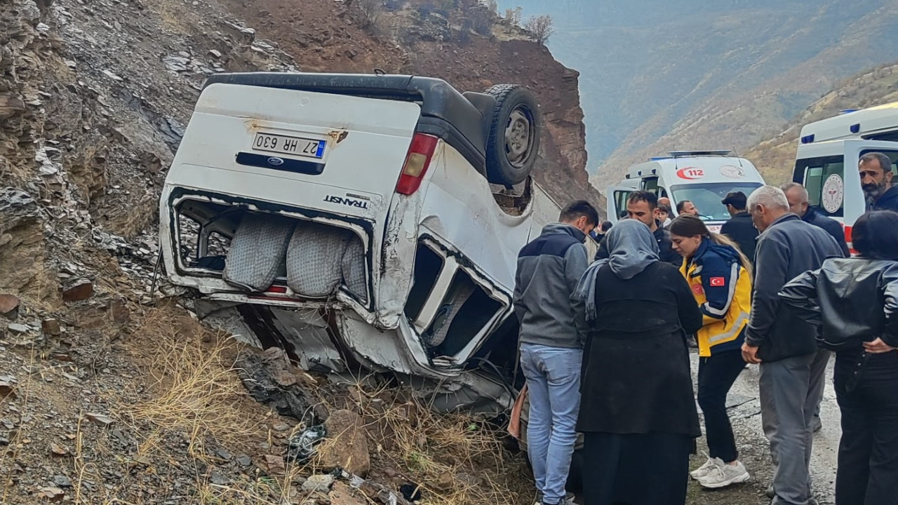 Hakkari’de minibüs yağış yüzünden takla attı: 4 yaralı